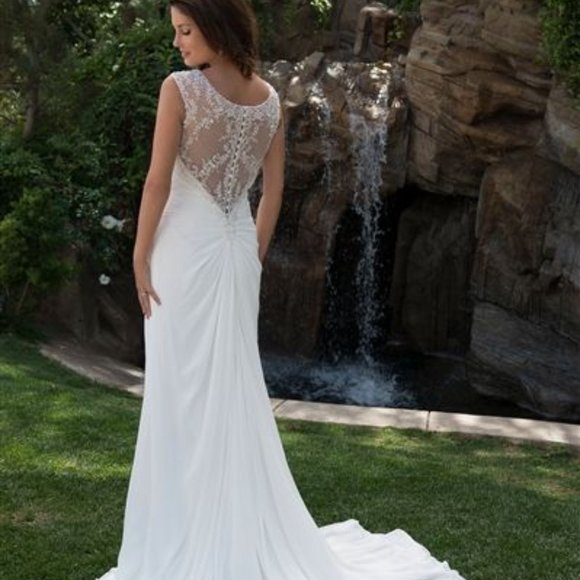 Sample Plunging Wedding Dress, Ivory Sz 4, Reg $2499, Sexy Fit & Flare & Light - Picture 4 of 4